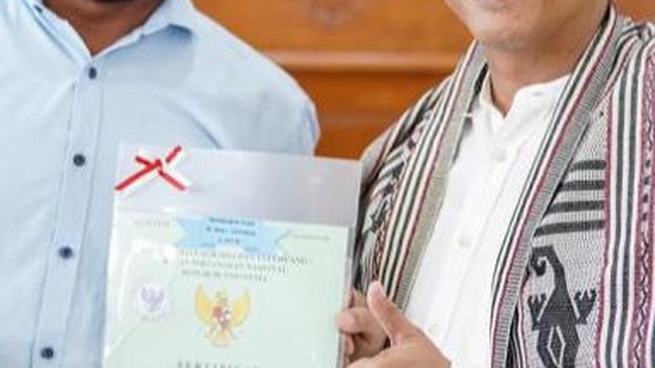 Wamen ATR/BPN Raja Antoni Serahkan Sertipikat Tanah Gereja Terbesar di NTT