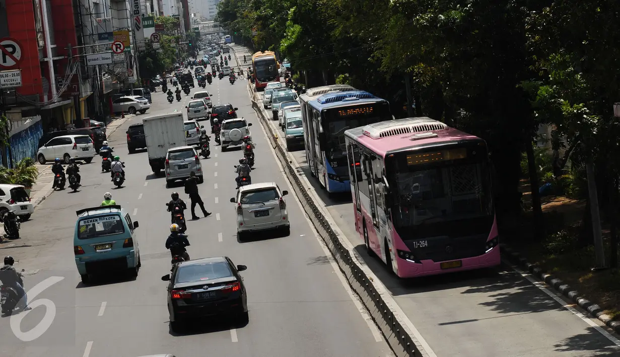 Bus Tansjakarta melintasi jalan Hayam Wuruk saat pengalihan arus di sebagian ruas jalan Gajah Mada, Jakarta, Senin (2/1). Pengalihan akibat kebakaran yang terjadi di Grand Hotel Paragon. (Liputan6.com/Helmi Fithriansyah)
