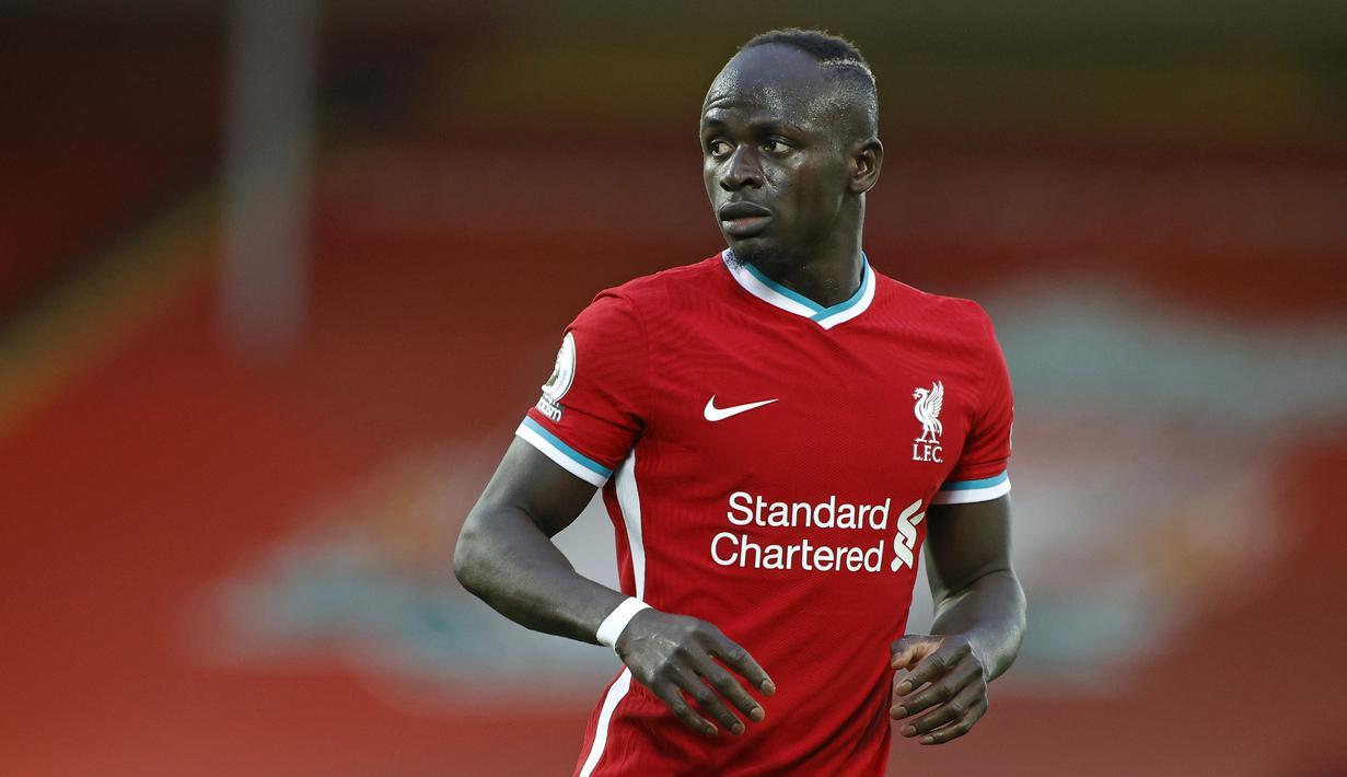 2. Sadio Mane (Liverpool) - Penyerang asal Senegal ini tampil sangat menawan bersama Liverpool saat meraih gelar juara Liga Inggris 2019/2020. Sadio Mane telah mencetak empat gol dan dua assists dari sepuluh laganya bersama Liverpool musim ini. (AFP/Phil Noble/pool)