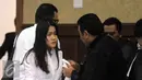 Ekspresi lelah Jessica Wongso saat berbincang dengan kuasa hukumnya saat menjalani sidang lanjutan kasus kematian Wayan Mirna Salihin di PN Jakarta Pusat, Kamis (25/8). (Liputan6.com/Helmi Afandi)
