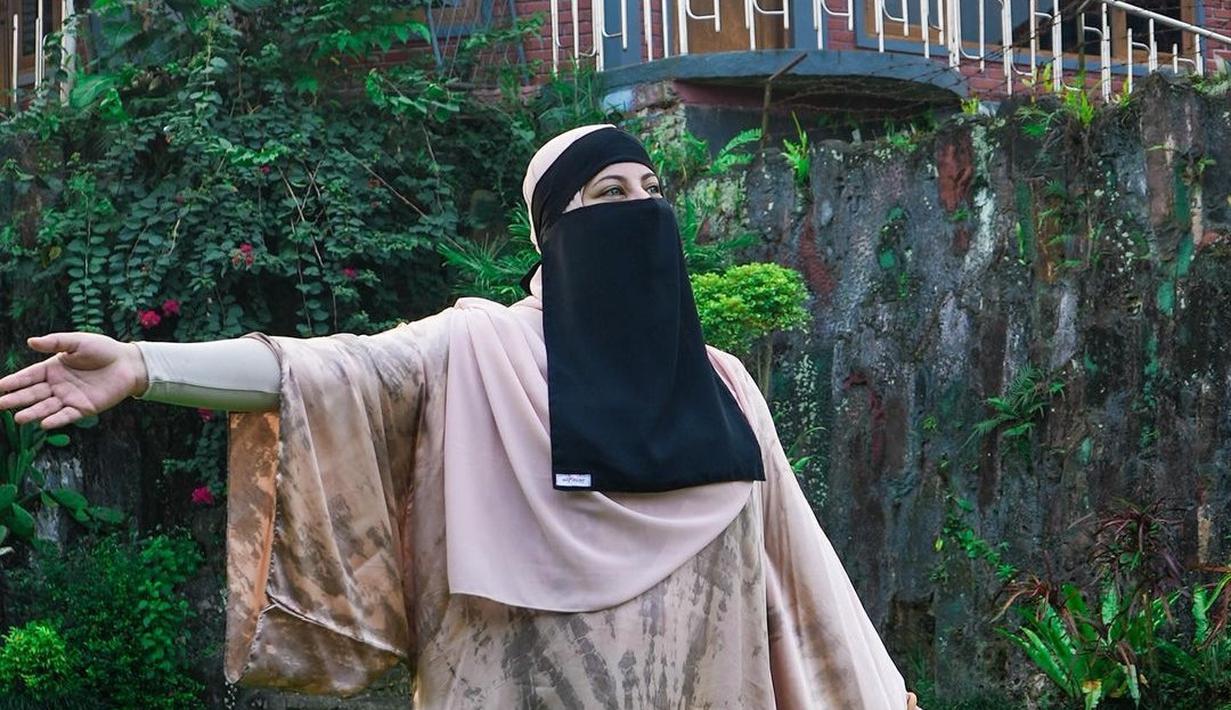 Rutin mengenakan gamis, kali ini Tasyi Athasyia tampil mengenakan niqab yang juga sebagai cadar. Penampilannya kali ini disebut lebih sederhana dan kalem. (Liputan6.com/IG/@tasyiiathasyia).