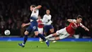 Striker Tottenham Hotspur, Harry Kane merebut bola dari bek Arsenal, Laurent Koscielny pada perempat final Piala Liga Inggris di Stadion Emirates, Kamis (20/12). Tottenham melaju ke babak semifinal seusai menaklukkan Arsenal 2-0. (Ben STANSALL / AFP)