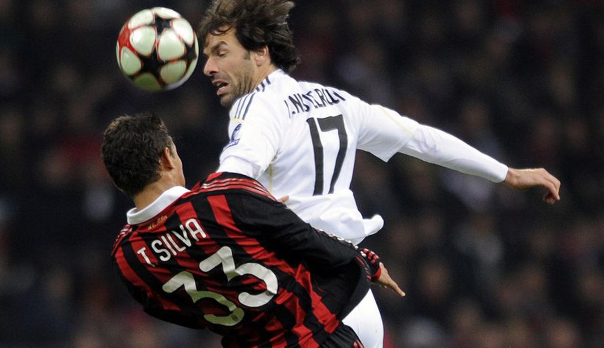 Penyerang Real Madrid Ruud Van Nistelrooy melakukan duel udara dengan Pemain AC Milan Thiago Silva pada pertandingan Liga Champions di Stadium San Siro, Italia, Selasa (3/11/2009). (AFP Photo/Damien Meyer)