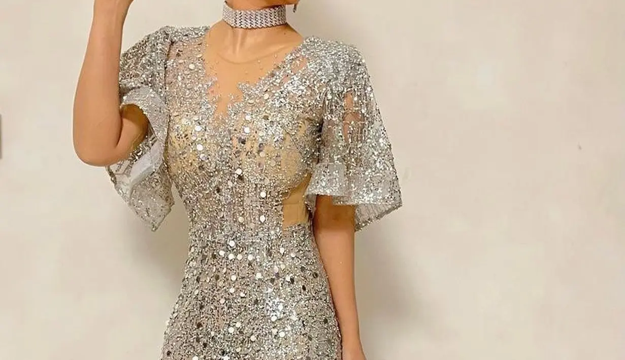 Bak princess, Inul Daratista tampil berbalut sheer dress bertabur payet. (Instagram/Inul.d).