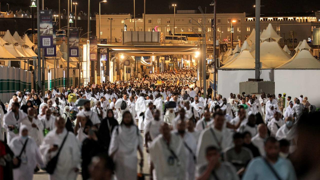 Jemaah haji laksanakan lempar jumrah di Mina