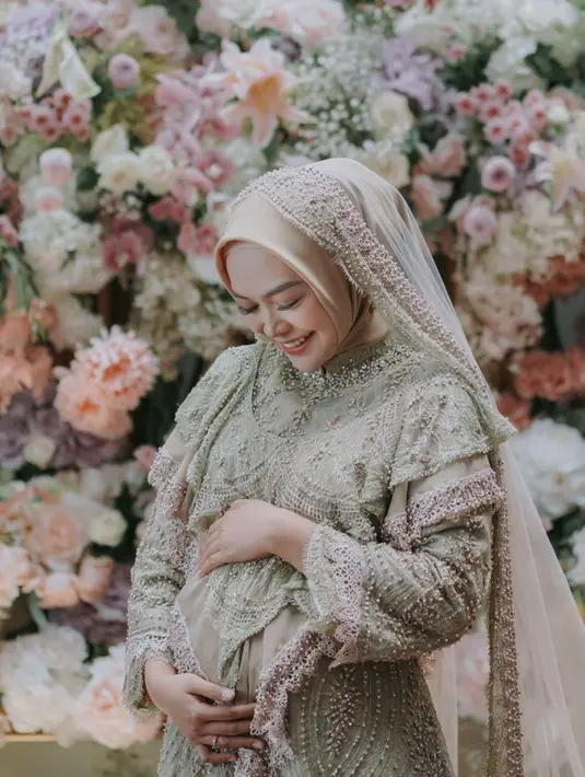 Busana bernuansa kuning pastel menjadi warna lembut yang dipilihnya.