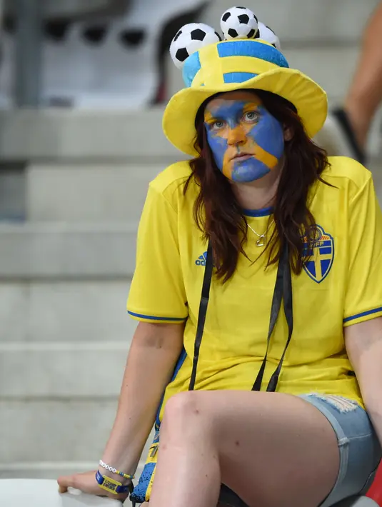 Suporter cantik asal  Swedia terlihat sedih saat timnya kalah dari Belgia pada laga grup E Euro Cup 2016 di Stadion Allianz Riviera, Nice, Kamis (23/6/2016) dini hari WIB. (AFP/Bulent Kilic)