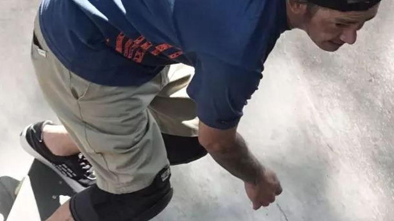 Meski telah menua, sosok Shendy Heryadi yang nyentrik tersebut membuat dirinya tetap terlihat karismatik dan super kece.