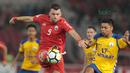 Aksi Marko Simic (kiri) menghalau bola dari pemain Tampines Rovers pada laga Piala AFC 2018 di Stadion Utama GBK, Senayan, Jakarta (28/2/2018). Persija menang 4-1. (Bola.com/Nick Hanoatubun)