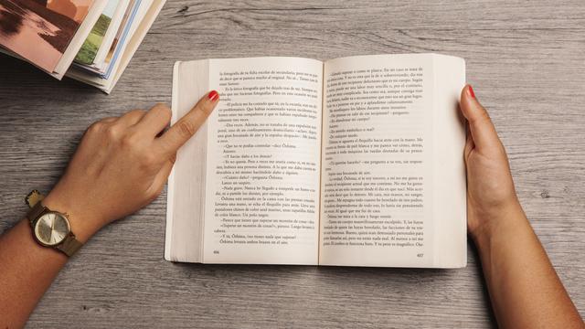 Ilustrasi membaca buku, teks autobiografi diri sendiri