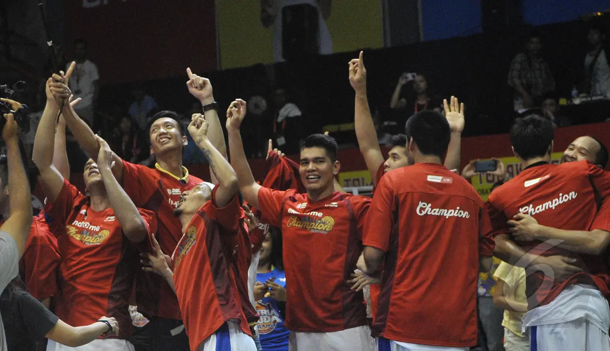 Satria Muda Britama Jakarta berhasil menjadi juara pertama usai mengalahkan Pelita Jaya Energi Mega Persada Jakarta dengan skor 62-54 pada babak Grand Final NBL Championship di Jakarta, Minggu (10/5/2015). (Liputan6.com/Herman Zakharia)