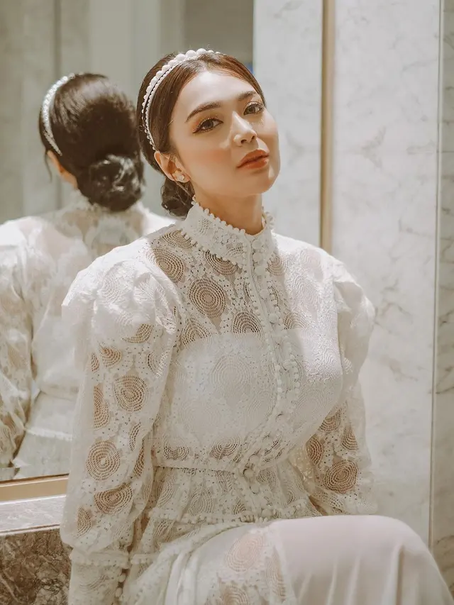 Wika Salim Pakai Gaun Serba Putih