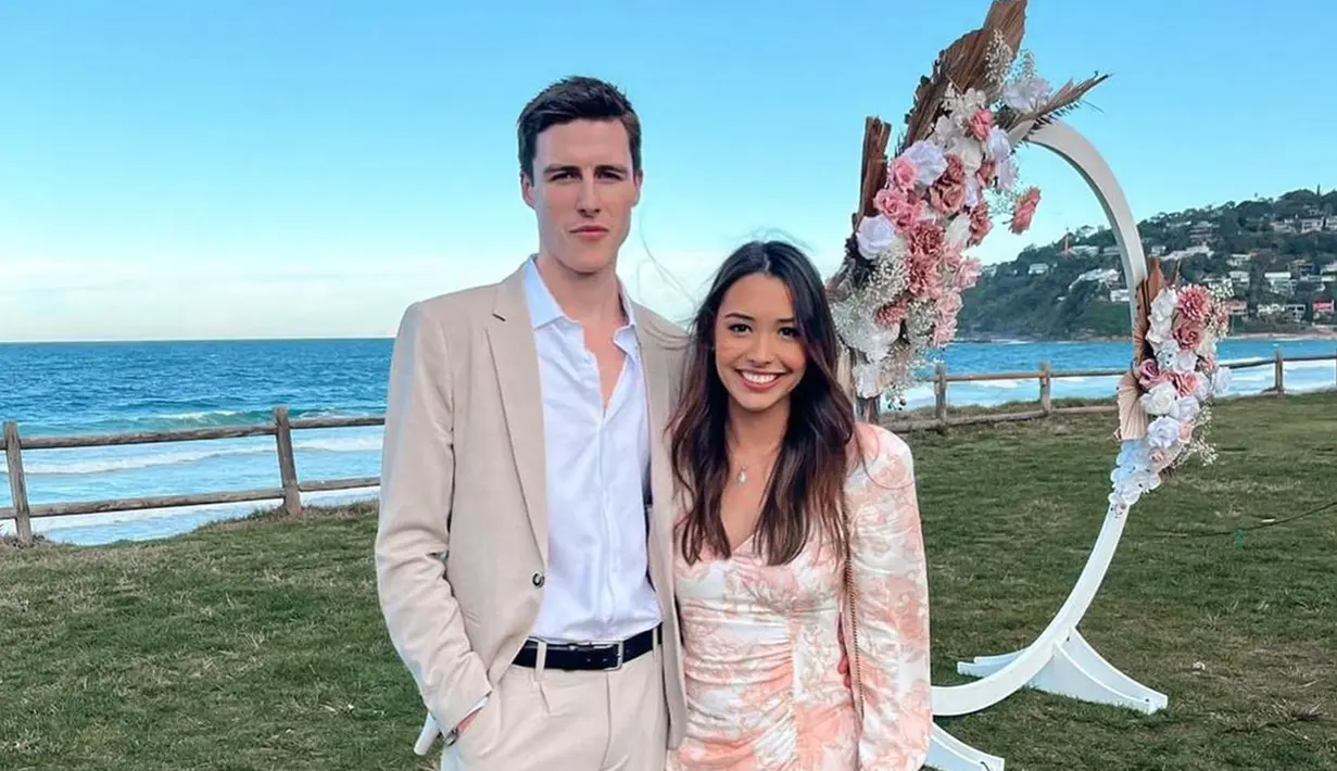 Potret Annisa Rawles dan Nick Hugh hadiri pernikahan sahabatanya di Palm Beach, Sydney, Australia tahun 2022. Didoakan segera menyusul, tak disangka 2 tahun kemudian tepatnya Maret 2024, Annisa dan Nick resmi mengikat janji suci. Kakak Amanda Rawles ini tampil anggun nan simpel dengan floral dress, sementara Nick Hugh gagah dengan setelah jas warna krem. (Liputan6.com/IG/@annisarawles)