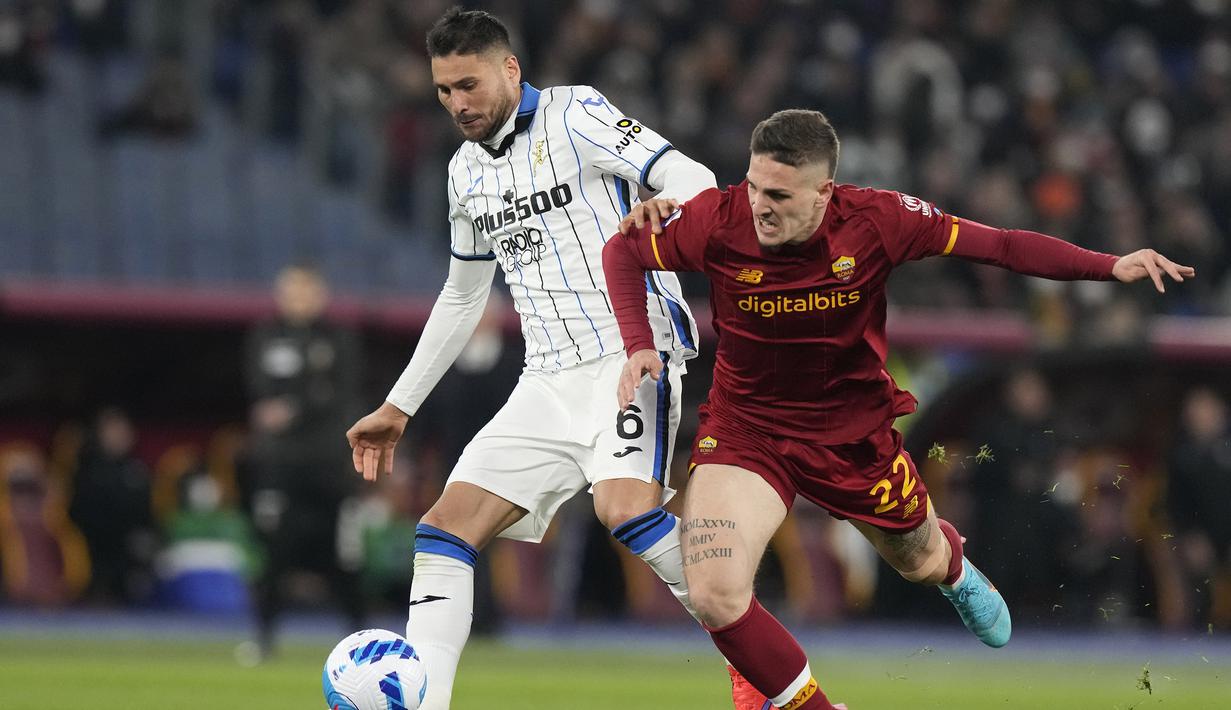 Keunggulan penguasaan bola Atalanta terlihat jelas di babak kedua saat Jose Luis Palomino (kiri) dan kawan-kawan berusaha mencetak gol penyeimbang setelah mereka tertinggal 0-1 di babak pertama. (AP/Andrew Medichini)