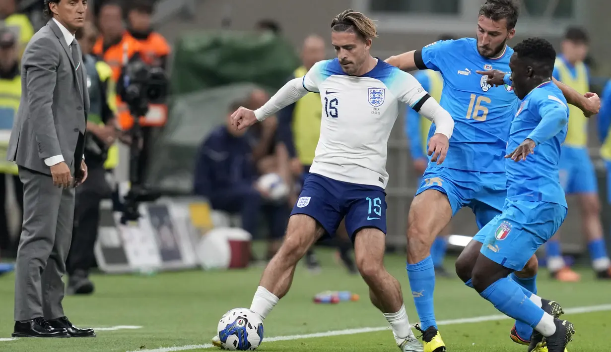 <p>Gelandang Inggris, Jack Grealish mengontrol bola dari kawalan pemain Italia, Bryan Cristante dan Wilfried Gnonto selama pertandingan UEFA Nations League di stadion San Siro, di Milan, Italia, Jumat, 23 September 2022. Skuad asuhan Gareth Southgate itu terbenam di dasar klasemen Grup C Liga A dengan 2 poin dari lima pertandingan. (AP Photo/Antonio Calanni)</p>
