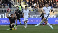 Pemain Venezia, Jay Idzes (kiri) menghentikan bola tendangan pemain Inter Milan, Lautaro Martinez pada laga lanjutan Liga Italia 2024/2025 di Pier Luigi Penzo Stadium, Venice, Minggu (12/01/2025) malam WIB. (AP Photo/LaPresse/Paola Garbuio)