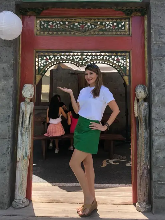 Saat kembali menjalankan perannya sebagai pemilik restoran, Tamara Bleszynski pun tak luput dari perhatian publik. Mantan istri Teuku Rafly ini terlihat memesona mengenakan kaos oblong berwarna putih, rok pendek hijau dan bandana sebagai hiasan kepala. (Liputan6.com/IG/@tamarableszynskiofficial)