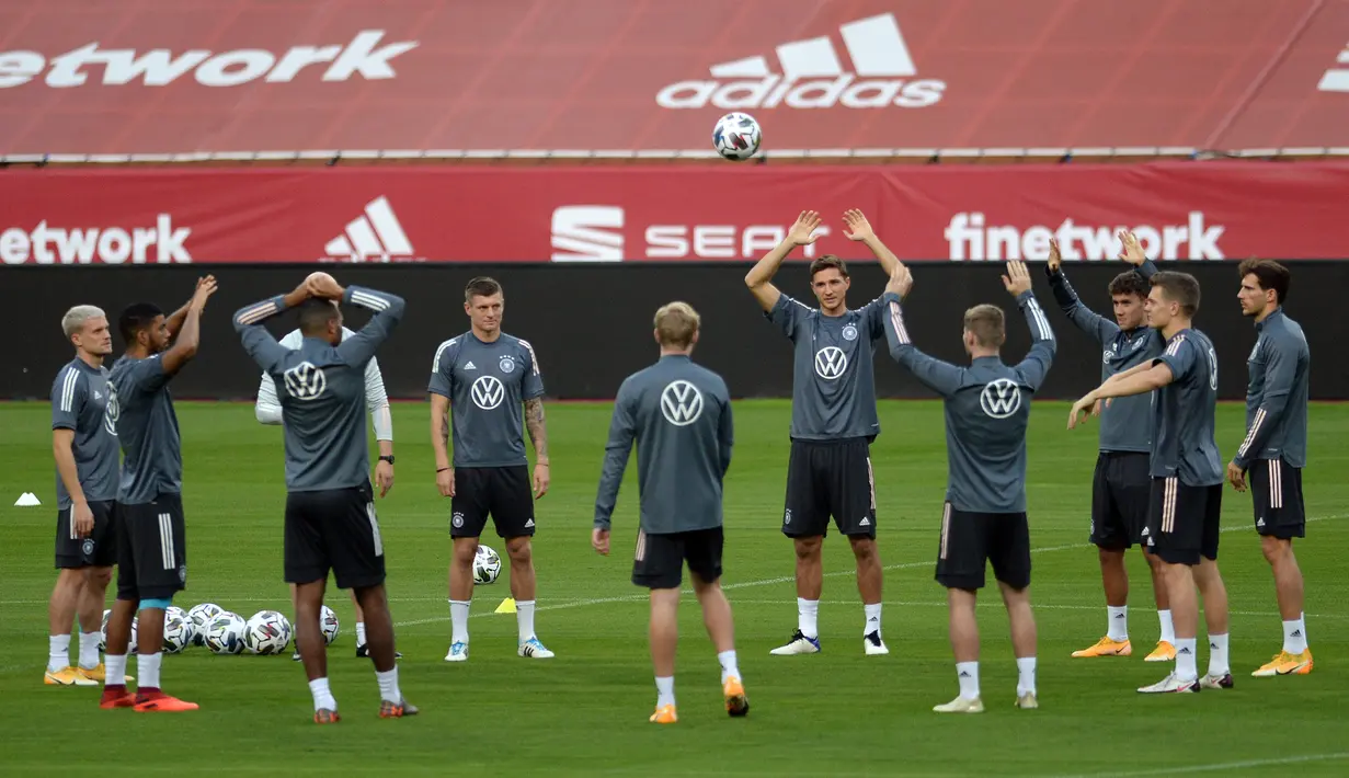Para pemain Jerman melakukan pemanasan selama mengikuti sesi latihan di stadion La Cartuja di Seville (17/11/2020). Jerman akan bertanding melawan Spanyol pada Matchday 6 UEFA Nations League 2020 di Estadio La Cartuja de Sevilla. (AFP/Cristina Quicler)