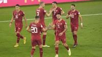 Selebrasi sejumlah pemain timnas Serbia usai Aleksandar Mitrovic (9) berhasil menjebol gawang Swiss dalam pertandingan grup G Piala Dunia 2022 yang berlangsung di Stadium 974, Qatar, Sabtu (3/12/2022). (AP Photo/Luca Bruno)