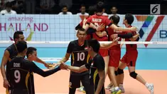Pemain Timnas voli putra Indonesia saat melawan Jepang di Semifinal Kejuaraan Voli Asia 2017 di GOR Tri Dharma, Gresik, Senin (31/7). Indonesia kalah 3-0 (17-25, 24-26, 23-25). (Liputan6.com/Helmi Fithriansyah)