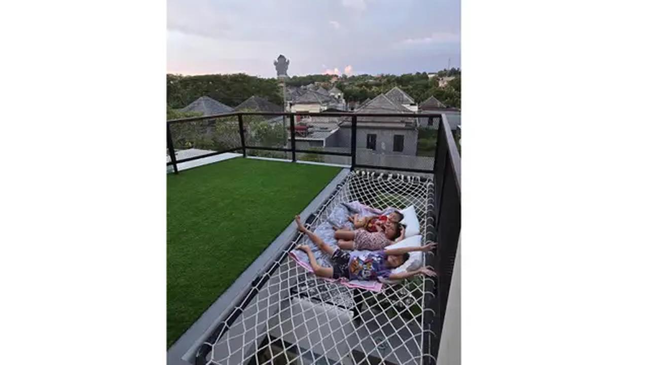 Pemandangan Langsung ke Patung Garuda Wisnu Kencana/Rooftop Rumah Dahlia Poland (Sumber: Youtube/Sun Power Ceramics)