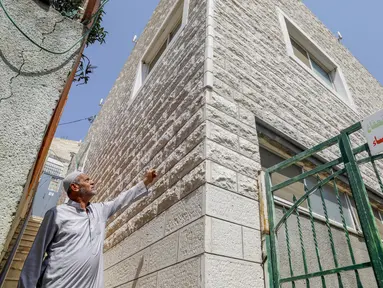 Seorang muazin menunjukkan kondisi Masjid Qaqaa Bin Amr yang akan digusur Israel di lingkungan Silwan yang sebagian besar orang Arab di Yerusalem timur (15/9/2020). Pengadilan Israel memerintahkan penggusuran pada Masjid Qaqaa Bin Amr yang berdiri di Silwan, Yerusalem. (AFP/AHMAD GHARABL)