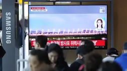 Pemimpin Korea Utara Kim Jong Un memandu latihan penembakan peluncur roket ganda "super besar" berukuran 600 mm. (AP Photo/Lee Jin-man)
