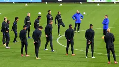 Pelatih Belanda Frank de Boer (kanan) berbincang dengan para pemainnya saat sesi latihan timnas Belanda di Zeist (5/10/2020). Belanda sedang mempersiapkan pertandingan eksibisi melawan Meksiko kemudian akan bertemu dengan Bosnia dan Herzegovina dan Italia di Lhe Nations League. (AFP/ANP/Olaf Kraak)