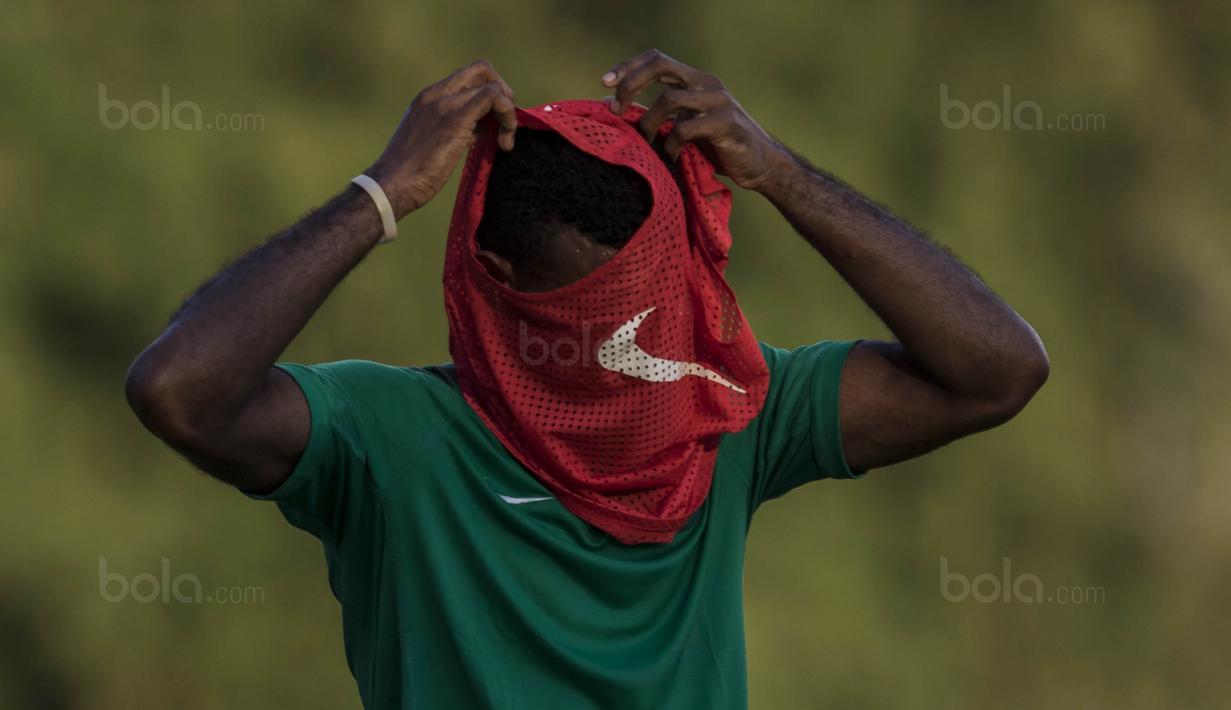 Striker Timnas Indonesia U-22, Marinus Wanewar, memakai rompi saat latihan di Lapangan SPH Karawaci, Banten, Senin (7/8/2017). Latihan dilakukan sebagai persiapan jelang SEA Games 2017 Malaysia. (Bola.com/Vitalis Yogi Trisna)