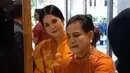 Terlihat Annisa Pohan mengikuti rombongan Presiden Jokowi dan Ibu Negara Iriana untuk mengunjungi booth-booth UMKM. [@barry_irawan/@bamboricraft/@wereinacraft]