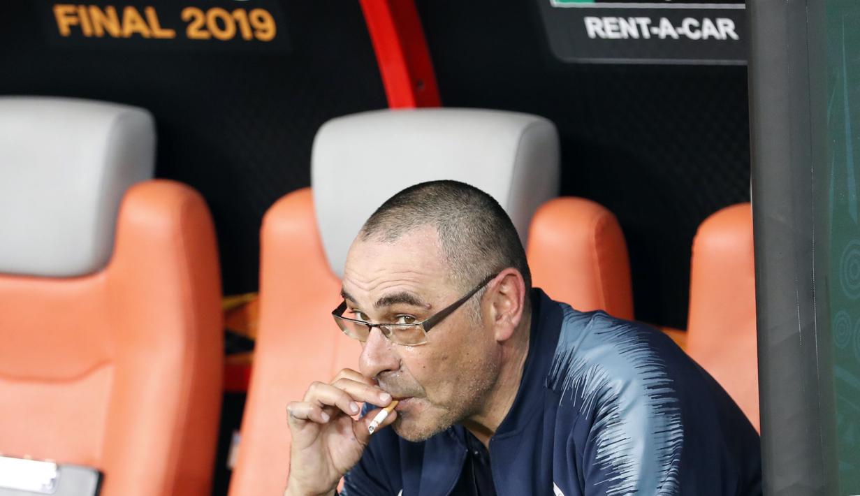 Sarri tertangkap kamera sedang merokok di bangku cadangan Stadion Olympic di Baku, Azerbaijan usai laga final Europa League antara Chelsea vs Arsenal. ( AP/Darko Bandic )