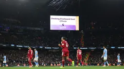 Namun sayang, wasit Chris Kavanagh memutuskan menganulir gol tersebut setelah meninjau VAR. Posisi Andy Robertson berada di jalur offside. (AFP/Darren Staples)
