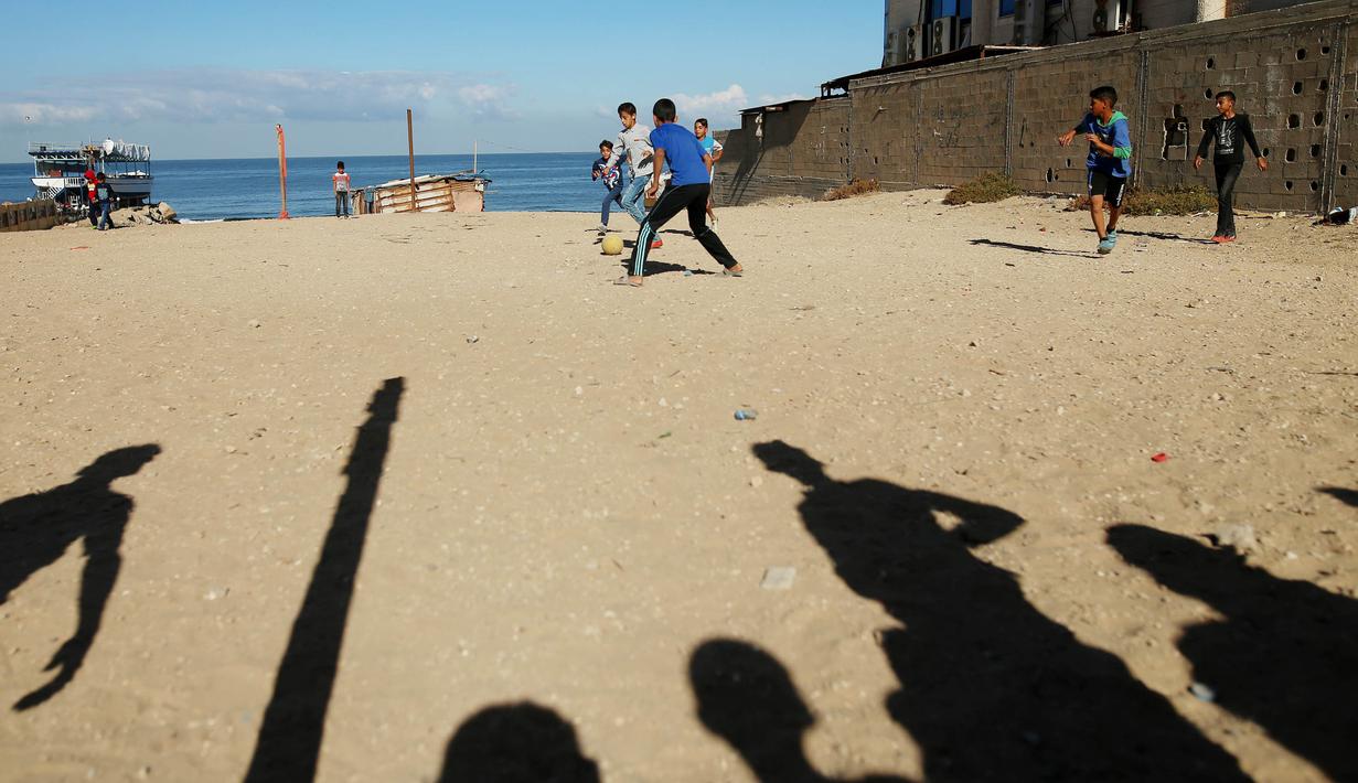 Sejumlah anak Palestina bermain sepak bola di kawasan Gaza, Jumat (3/11/2017). Sepak bola tidak hanya menjadi olahraga favorit, tapi juga sebagai salah satu cara bagi warga untuk mengurangi ketegangan akibat peperangan. (AFP/Mohammed Abed)