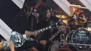 Aksi gitaris Jamrud, Aziz, di panggung The Biggest Concert Super Band di Studio Penta SCTV, Jakarta, Rabu (5/10). Band yang dikenal lewat lagu "Pelangi di Matamu" itu beradu panggung dengan Five Minutes, Gigi dan Setia Band. (Liputan6.com/Herman Zakharia)