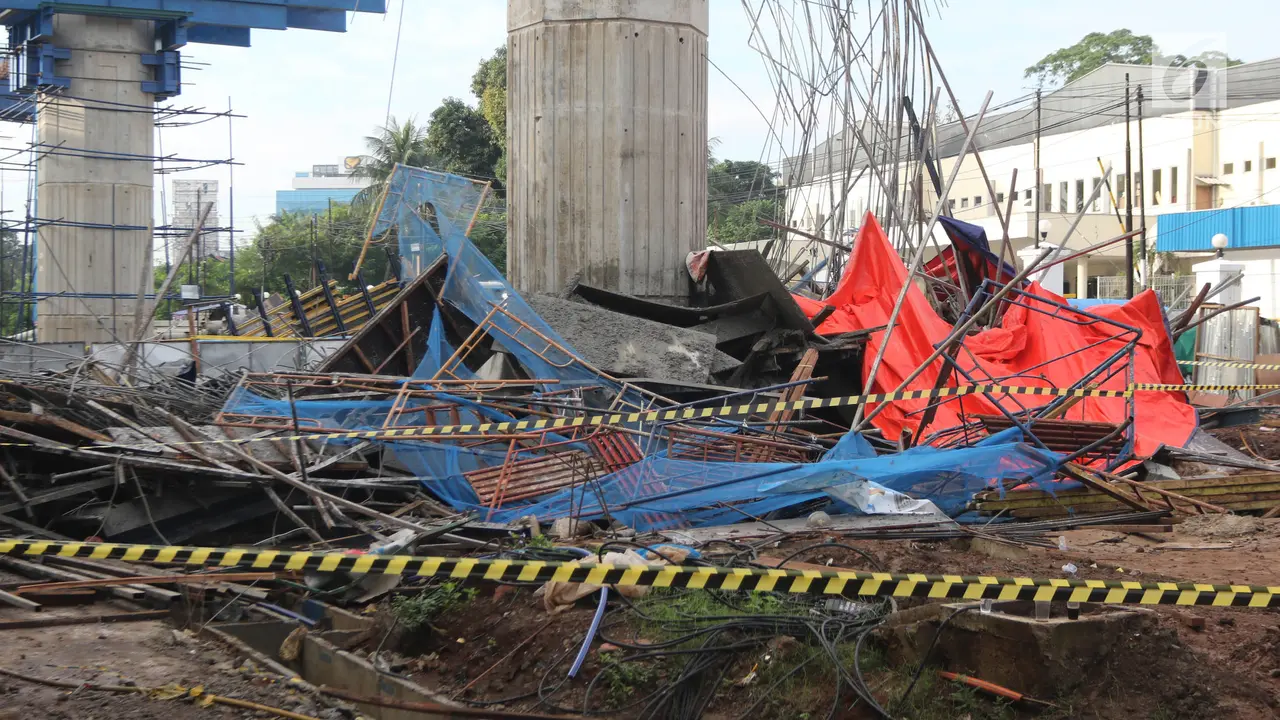 Tiang Girder Tol Becakayu Ambruk