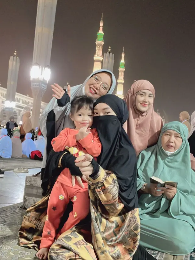 6 Momen Zaskia Gotik Jalani Ibadah Umrah, Ajak Kedua Buah Hati yang Masih Kecil