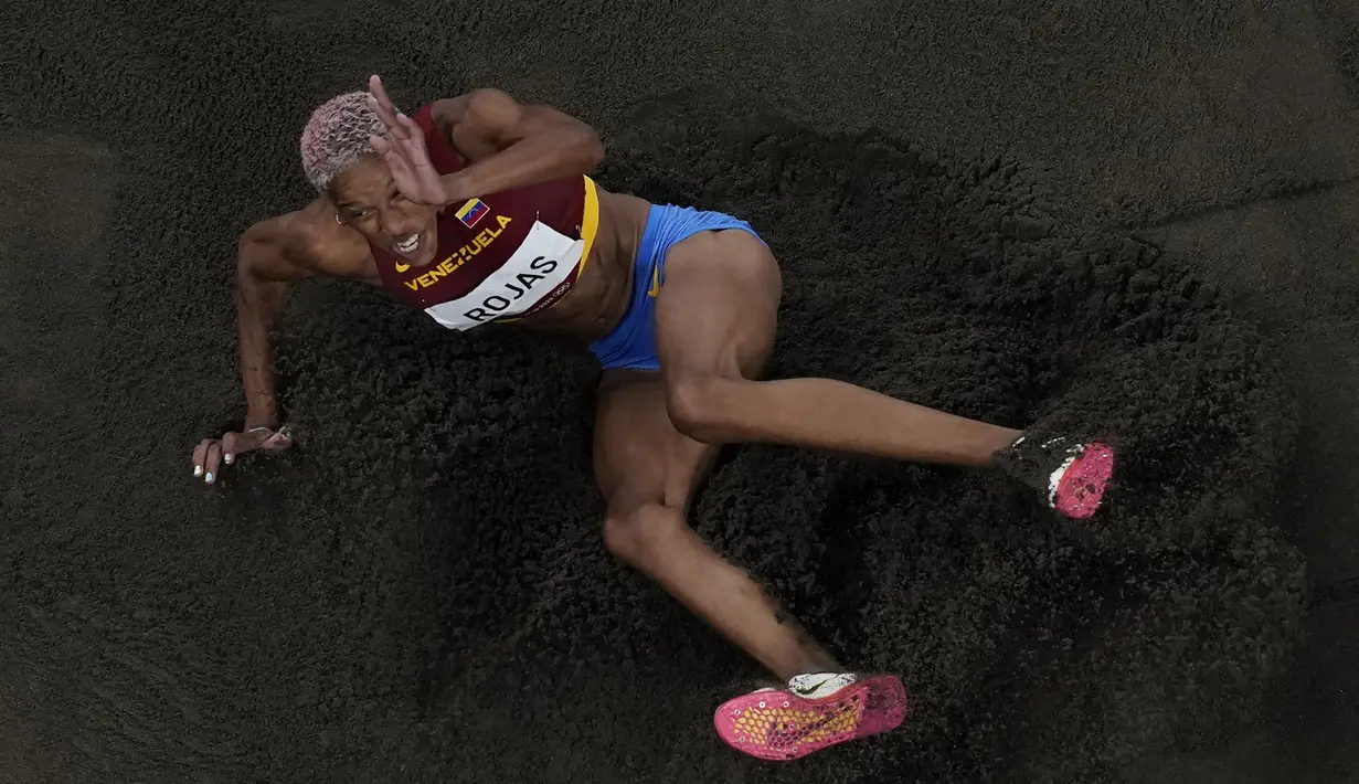 Atlet Venezuela Yulimar Rojas berlaga pada final lompat jangkit putri Olimpiade Tokyo 2020 di Tokyo, Jepang, Minggu (1/8/2021). Yulimar Rojas memecahkan rekor dunia lompat jangkit dengan rekor lompatan 15,67 meter dalam upaya terakhirnya. (AP Photo/Morry Gash)