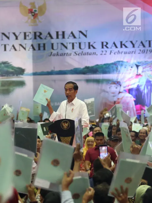 Presiden Joko Widodo atau Jokowi memberi sambutan saat membagian sertifikat tanah di Pasar Minggu, Jakarta, Jumat (22/2). Jokowi menegaskan, pembagian sertifikat tanah menjadi solusi kasus sengketa lahan dan tanah. (Liputan6.com/Angga Yuniar)