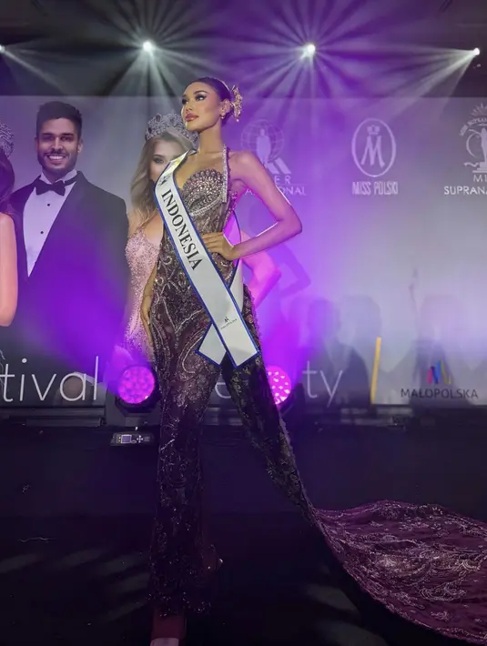 <p>Dress haltermenjadi salah satu model dress yang berhasil hadirkan kesan istimewa pada gaun malam yang dikenakan. [Foto: Instagram/ @harashtata]</p>