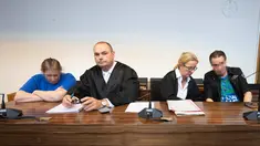 Terdakwa Berrin T (kiri) dan Christian L (kanan) bersama pengacara menunggu sidang putusan di pengadilan distrik di Freiburg, Jerman, Selasa (7/8). Berrin dan Christian diadili karena mencabuli dan menjual putranya ke situs paedofil. (THOMAS KIENZLE/AFP)