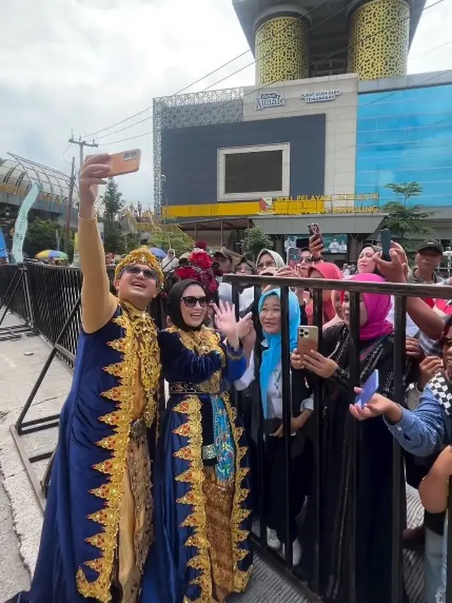 7 Potret Sahrul Gunawan dan Istri Ikut Karnaval Kabupaten Bandung Ini Kompak Banget