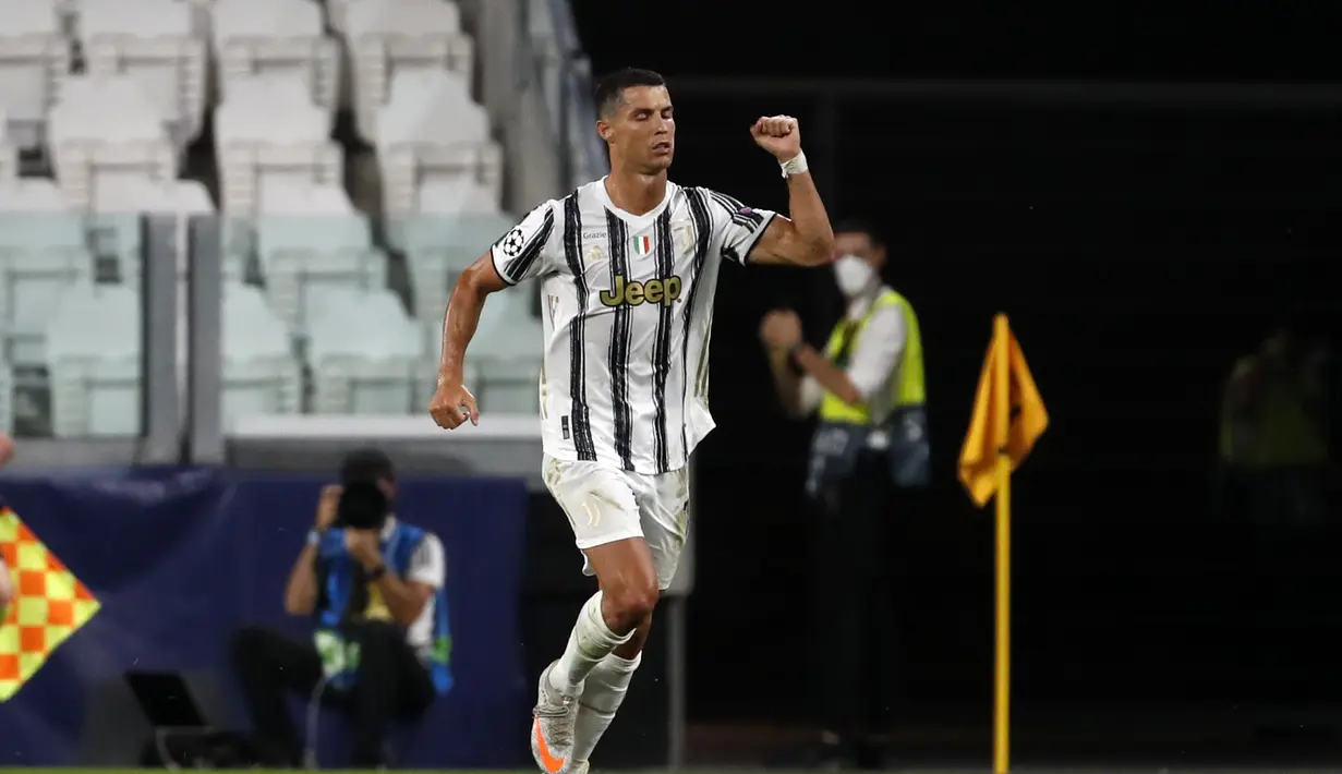Penyerang Juventus, Cristiano Ronaldo berselebrasi usai mencetak gol ke gawang Lyon pada leg kedua babak 16 besar Liga Champions di Allianz stadium, Turin, Italia (7/8/2020). Ronaldo mencetak dua gol di pertandingan ini dan gagal membawa Juventus ke perempat final. (AP Photo/Antonio Calanni)