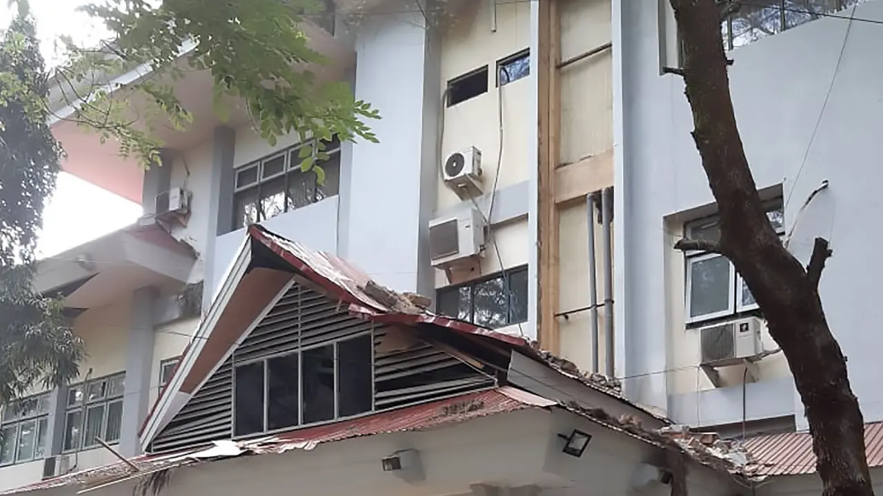 Gempa M 6,8 di Ambon, Warga Berhamburan ke Jalan