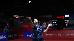 Tunggal putra Indonesia, Anthony Sinisuka Ginting berusaha mengembalikan bola saat melawan wakil Malaysia, Leong Jun Hao pada babak 16 besar Indonesia Masters 2024 di Istora Senayan Jakarta, Indonesia, Kamis (25/1/2024). Anthony Ginting menang dua gim langsung dengan skor 21-15, 21-17. (Bola.com/M Iqbal Ichsan)