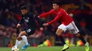 Pemain AZ Alkmaar Owen Wijndal (kiri) dan pemain Manchester United Mason Greenwood berebut bola saat pertandingan Grup L Liga Europa di Old Trafford, Manchester, Inggris, Kamis (12/12/2019). Manchester United menang 4-0. (AP Photo/Dave Thompson)