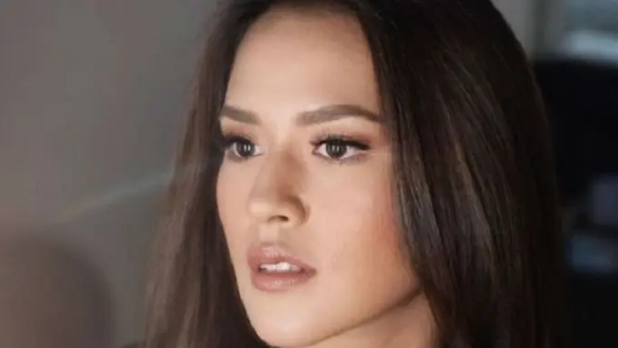 [Bintang] Tampil Stunning, Raisa dengan Outfit Glamor dan Dandanan Tanpa Makeup Artist