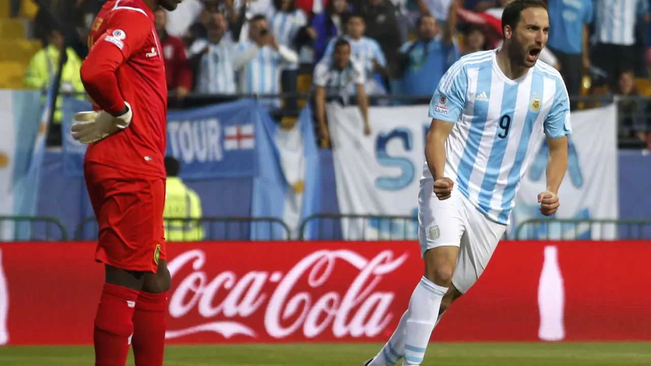 Striker Argentina, Gonzalo Higuain usai jebol gawang Jamaika (Reuters)