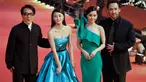 Jackie Chan (kiri) berpose bersama aktor John Cusack (kanan) di Festival Film Internasional Shanghai, Cina, Sabtu (14/6/14). (AFP PHOTO)