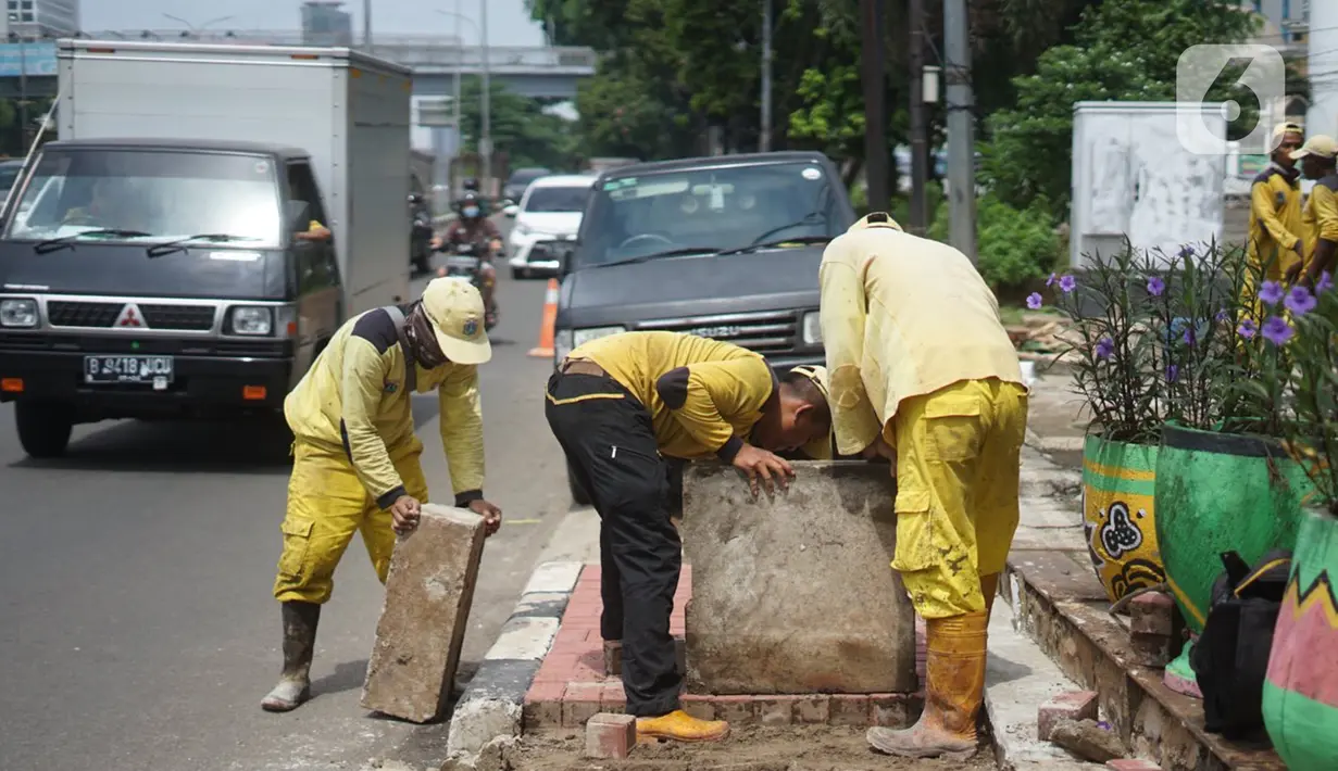 Petugas Bina Marga memerlebar saluran air di Jalan TB Simatupang di kawasan Cilandak, Jakarta, Kamis (22/10/2020). Hal tersebut dilakukan guna memaksimalkan fungsi sistem drainase agar tidak terjadi genangan air saat menghadapi musim hujan. (Liputan6.com/Immanuel Antonius)