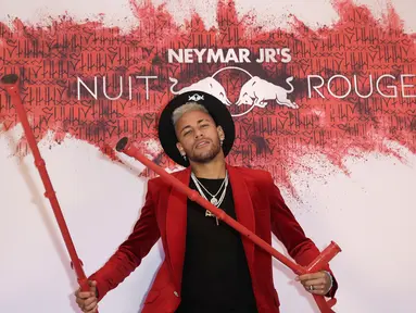 Pemain PSG, Neymar, berpose saat merayakan pesta ulang tahunnya di Paris, Senin (4/1). Penyerang asal Brasil itu merayakan hari jadi yang ke-27 tahun dengan keadaan cedera. (AFP/Thomas Samson)